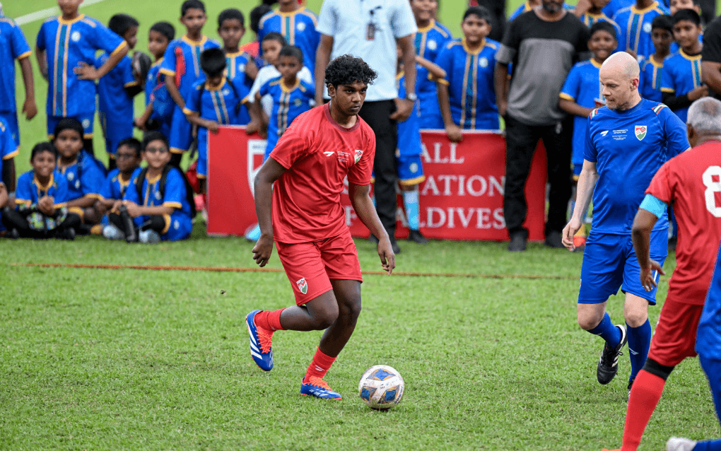 އުމެއިރަކީ ހުނަރުވެރި ޒުވާން ކުޅުންތެރިއެއް، ރައީސްގެ ދަރިކަލަކަށް ވުމުން ކުޅުމުން މަހްރޫމް ވާކަށްނުޖެހޭ: މުބީން