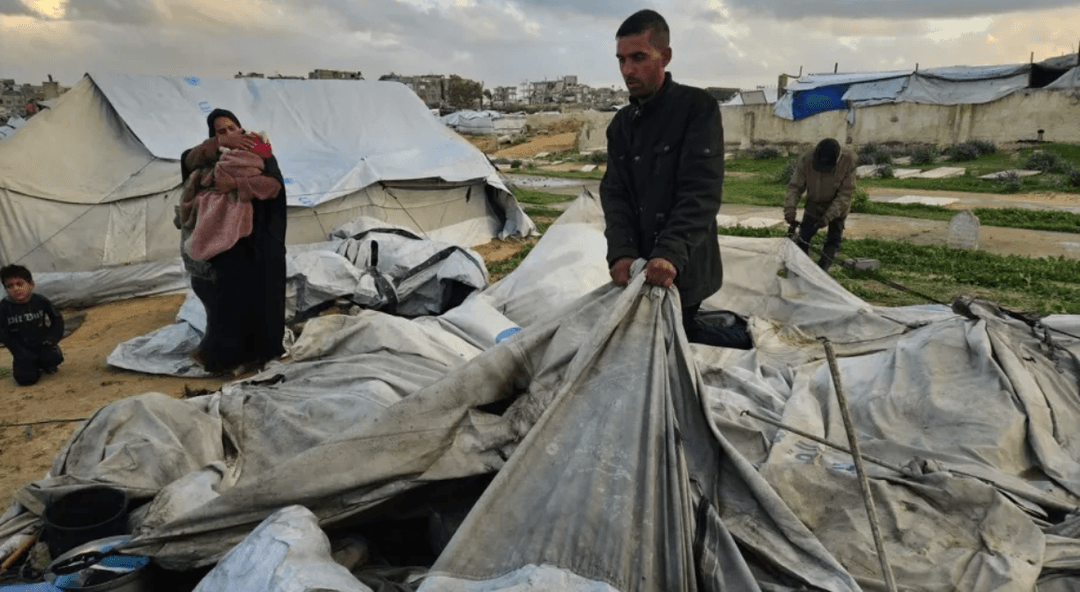 ޣައްޒާއަށް ކުރިމަތިވި ބާރުގަދަ ތޫފާނެއްގައި އެތައް ހާސް ފޭލިގެއަކަށް ގެއްލުންވެ، އިންސާނީ ކާރިސާއެއްގެ ބިރު 