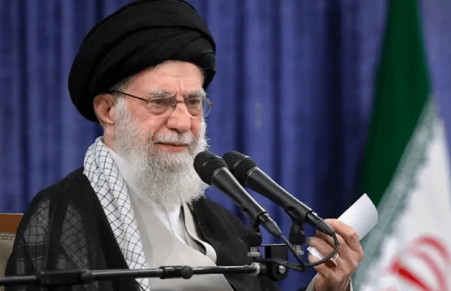 ޓްރަމްޕަކީ ކުށްވެރިއެއް، މުޒާހަރާތަކާއި މަރުވި މީހުންގެ ޒިންމާ އޭނާ ނަގަންޖެހޭނެ: ޚާމަނާއީ