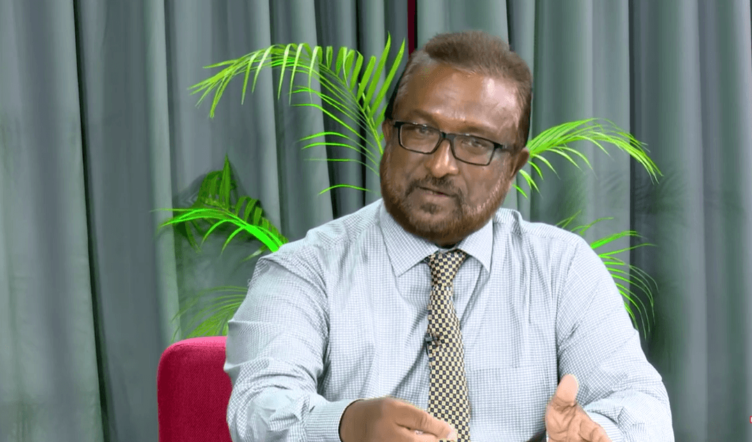 އަޒީބެއަށް ސްޓްރޯކެއް ޖެހި ފަރުވާ ދެނީ