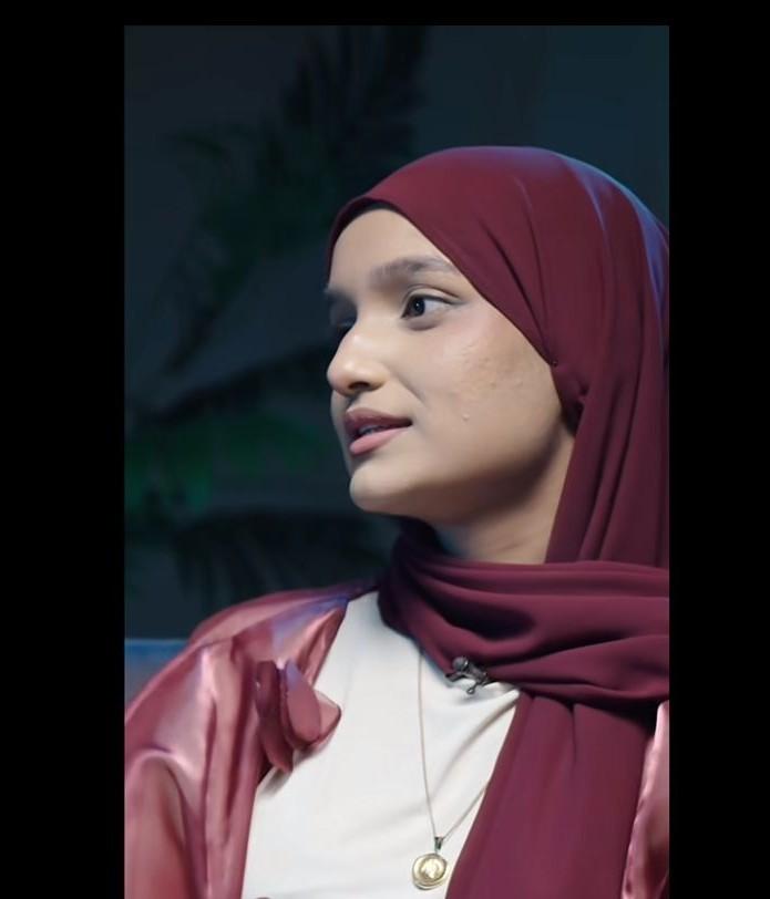 ޓީވީ ޕްރޮގްރާމްއެއްގައި ޒުވާން އަންހެން ކުއްޖަކު ދެއްކި ވާހަކައަކަށް ޖޯކު ޖެހުން، މިކުރެވެނީ ވެސް ހަމަ ބުލީ! 