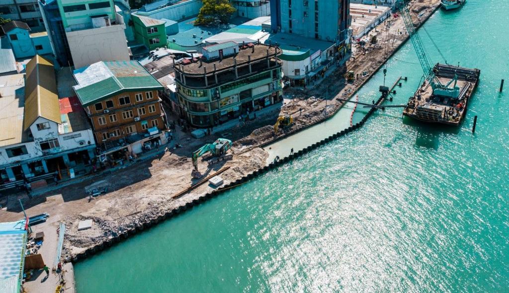 ބޮޑުތަކުރުފާނުމަގު ހެދުން: 85 މީޓަރުގެ ސަރަޙައްދެއް ޝީޓްޕައިލްކޮށްފި