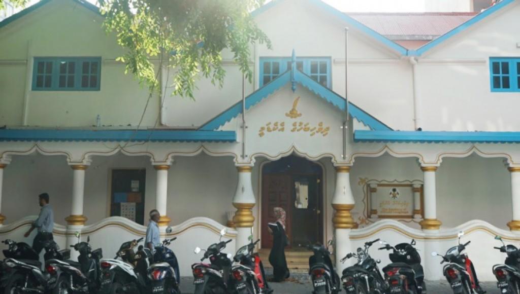 ދިވެހި އަދަބިއްޔާތު ދިރުވުމުގެ މަސައްކަތަށް އިތުރު ބޮޅެއް: ސަމާސާ އަދަބުގެ ޅެން ހެދުމުގެ މުބާރާތެއް!