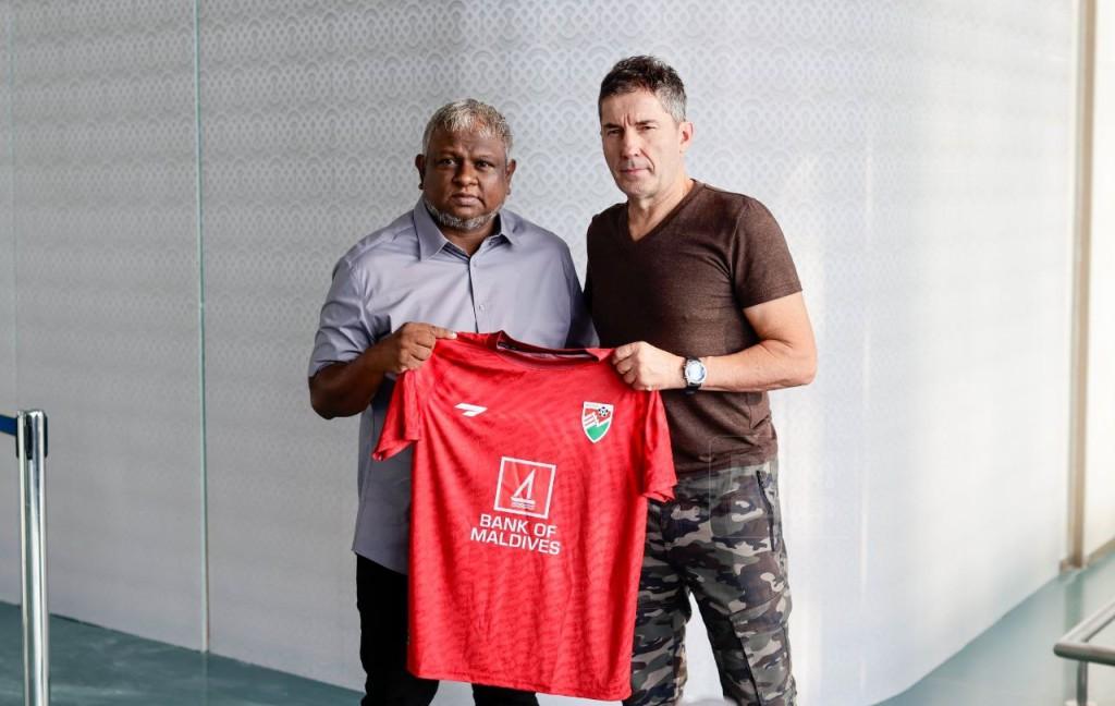 ގައުމީ ޓީމުގެ ކޯޗަކަށް ހަމަޖެއްސި އުރުބާނީ ރާއްޖެ އައިސްފި