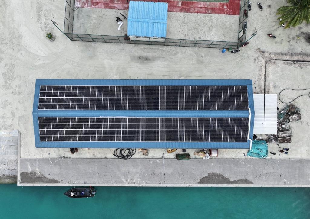 ދޮންފަނުގައި ސޯލާ-ޑީސަލް ހައިބްރިޑް ނިޒާމެއް ގާއިމުކުރުމުގެ މަސައްކަތް ފަށައިފި