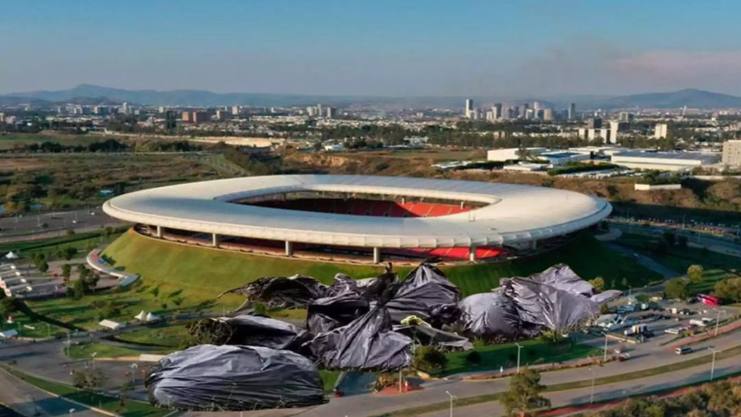 މެކްސިކޯގެ ވޯލްޑް ކަޕް ސްޓޭޑިަމެއްގެ ކައިރިން  މީހުންގެ ގުނަވަންތަކެއް އަޅާފައި ހުރި 400 ކޮތަޅު ފެނިއްޖެ