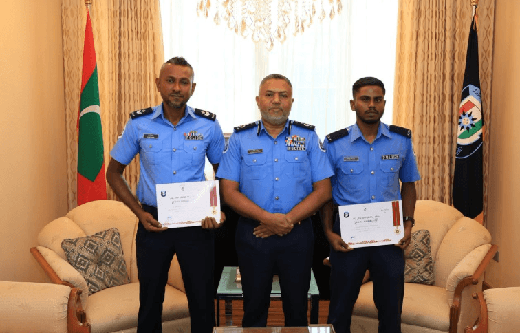 ރަން މެޑަލް އެރުވި ދެ ފުލުހަކައި ސީޕީ، ފޮޓޯ: ޕޮލިސް