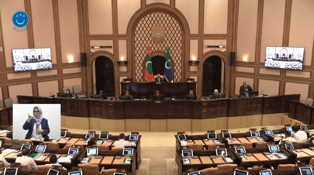 އޮންލައިންކޮށް ފެށި ކޯހެއް މަރުކަޒަކަށް ހާޒިރުވާން ޖެހޭ ގޮތަށް ނިންމުމާ ގުޅިގެން، އެ ކަމާ ދެކޮޅަށް ޕެޓިޝަނެއް 