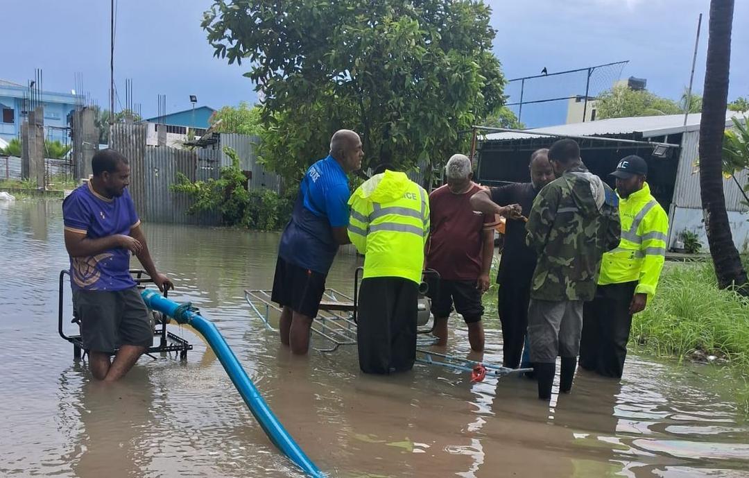 ފެންބޮޑުވި ރަށްރަށަށް އެހީވުމަށް ފުލުހުން ނުކުމެއްޖެ