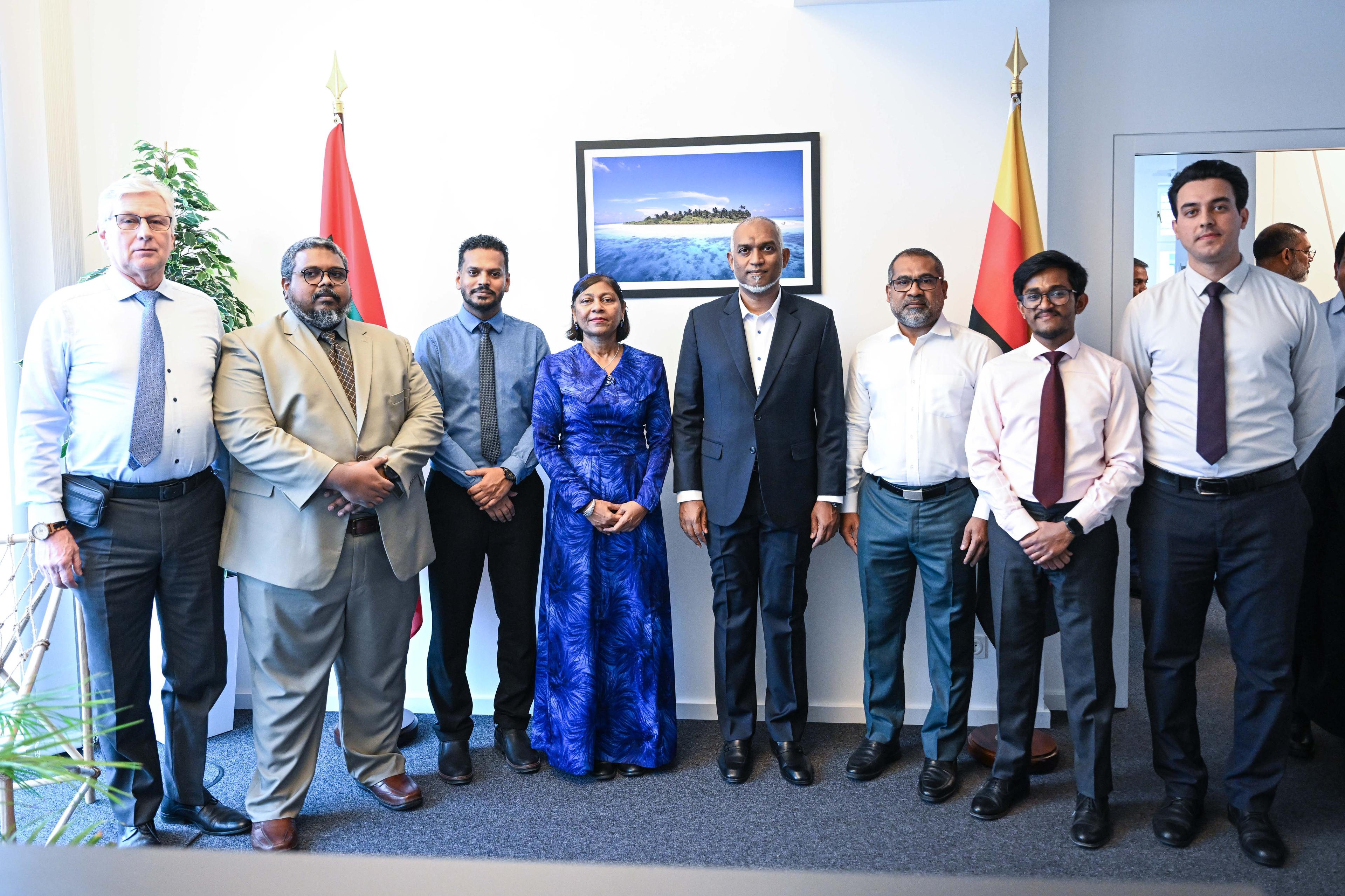 ރައީސް، ޖަރުމަނު ވިލާތުގައި ހުންނަ ދިވެހި އެމްބަސީއަށް ޒިޔާރަތް ކުރައްވައިފި