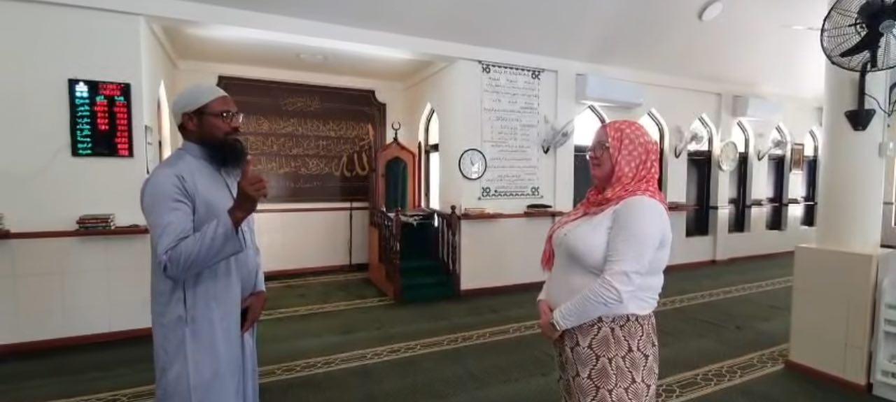 : އަހްމަދު ހަނީފް ރާއްޖޭގައި އިސްލާމްދީން ގަބޫލުކުރި ފަތުރުވެރިޔާ ޝަހާދަތުގެ ކަލިމަތައް ކިޔަނީ، ފޮޓޯ