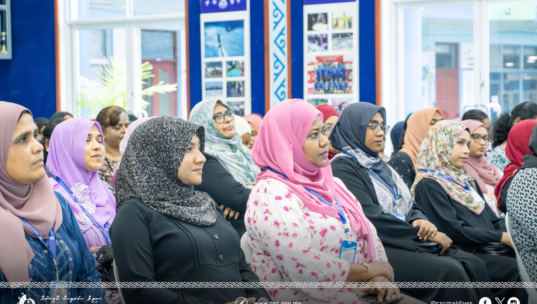 ސަރުކާރު މުވައްޒަފުންތަކެއް، ފޮޓޯ: ސީއެސްސީ