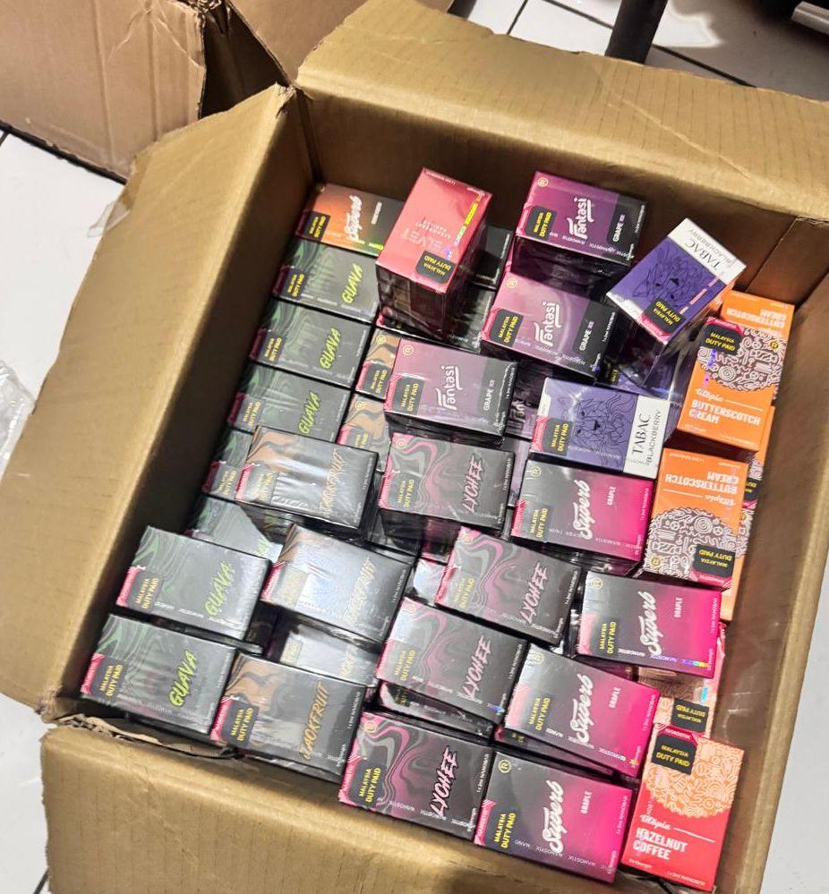 މި އޮޕަރޭޝަނުގައި އަތުލައިގެންފައިވާ ވޭޕް ސާމާނު- ފޮޓޯ: ފުލުހުން