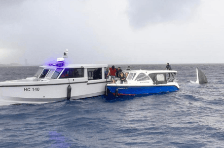 ފަތުރުވެރިން ގޮވައިގެން ދަތުރުކުރި ލޯންޗެއް ބަންޑުންޖަހާލައި އެންމެން ކަނޑުވެއްޖެ