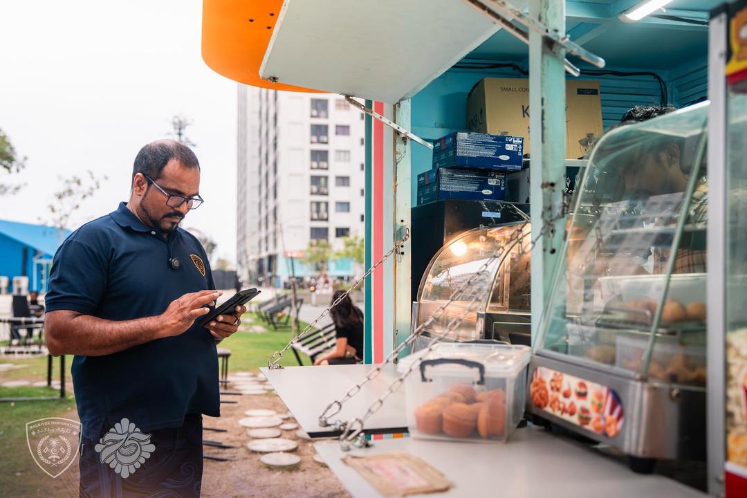 ގަވާއިދާ ހިލާފަށްއުޅުނު 10 ބިދޭސީން އިމިގްރޭޝަންގެ ބެލުމެދަށަށް