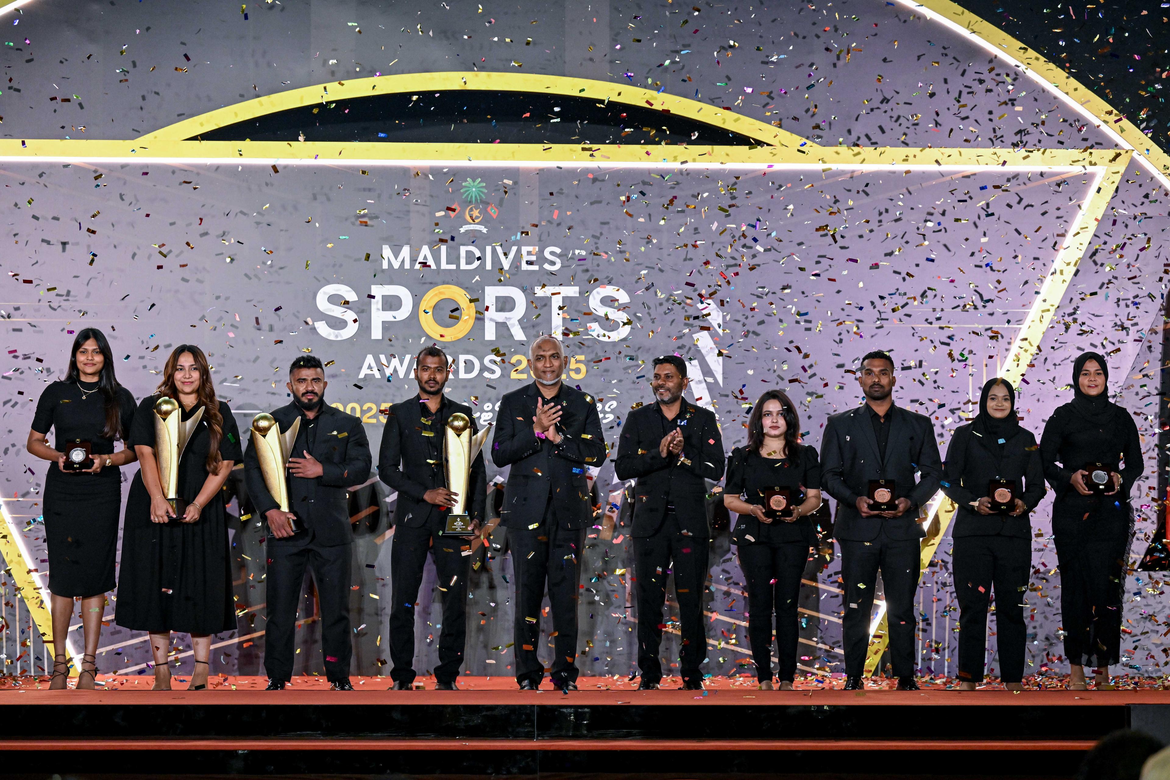 ރައީސުލްޖުމްހޫރިއްޔާ، މޯލްޑިވްސް ސްޕޯޓްސް އެވޯޑްސްގެ ޝަރަފުވެރި އެވޯޑުތައް ހަވާލުކޮށްދެއްވައިފި 