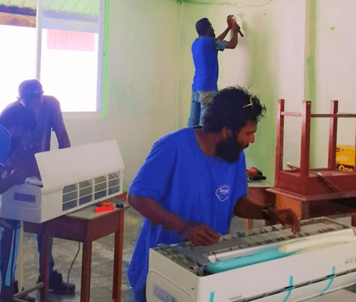 ފެނަކައިން ސްކޫލެއްގައި އޭސީ ހަރުކުރުމުގެ މަސައްކަތް ކުރަނީ، ފޮޓޯ: ފެނަކަ