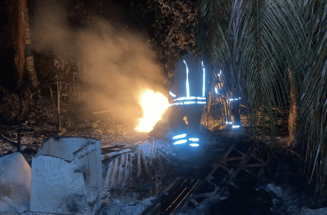 ފޮނަދޫ ގުދަނުގައި ރޯވި އަލިފާން ނިއްވާލުމުގައި ސިފައިން ހަރަކާތްތެރި ވަނީ، ފޮޓޯ: އެމްއެންޑީއެފް