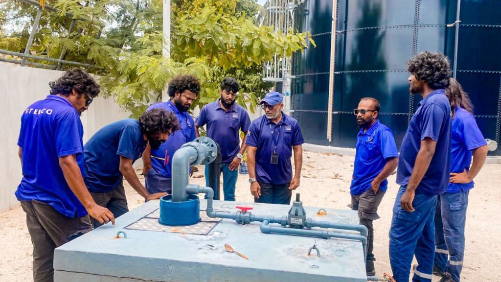 ހިންމަފުށީ އިންޖީނުގޭގެ މުވައްޒަފުންނަށް ފެނުގެ ކޮލިޓީ ޓެސްޓުކުރުމުގެ ތަމްރީނެއް ސްޓެލްކޯއިން ހިންގައިފި 