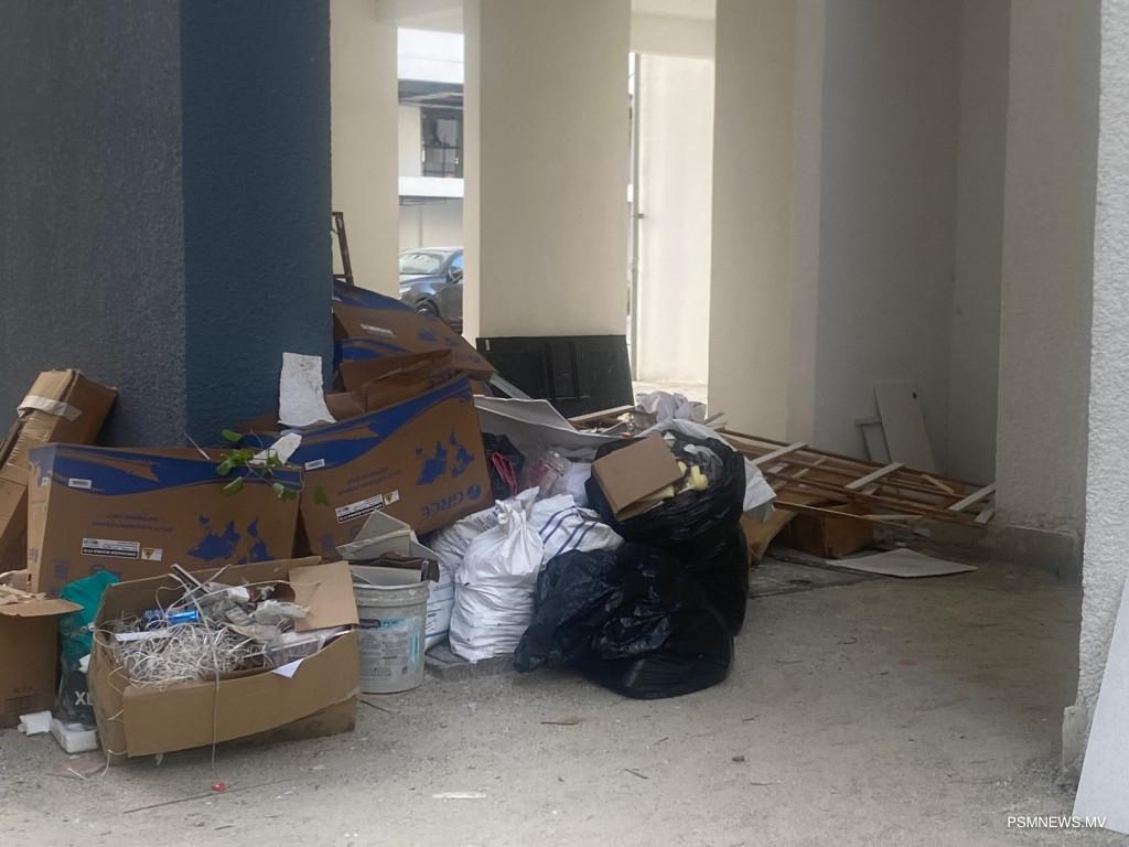 ފްލެޓްތަކުގެ ތިރިއަށް ކުނި އަޅާ މީހުން ޖޫރިމަނާކުރަނީ