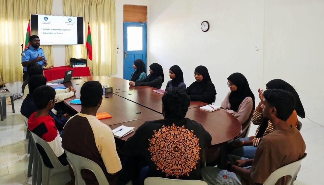 ކުރިނބީ ސުކޫލުގައި މިއަހަރު އޯލެވެލް ހަދަމުންދާ ދަރިވަރުންނަށް ފުލުހުން ނަސޭހަތްދީފި