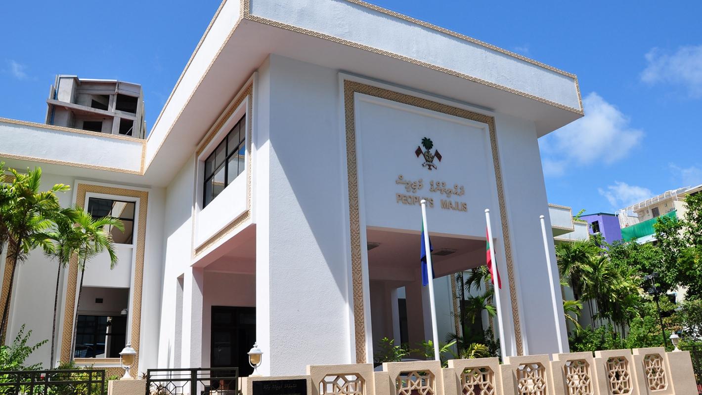 މަޖިލިސް ކައިރީގައި ޕާކްކޮށްފައި ހުރި އުޅަނދުތައް ނެގުމަށް އަންގައިފި