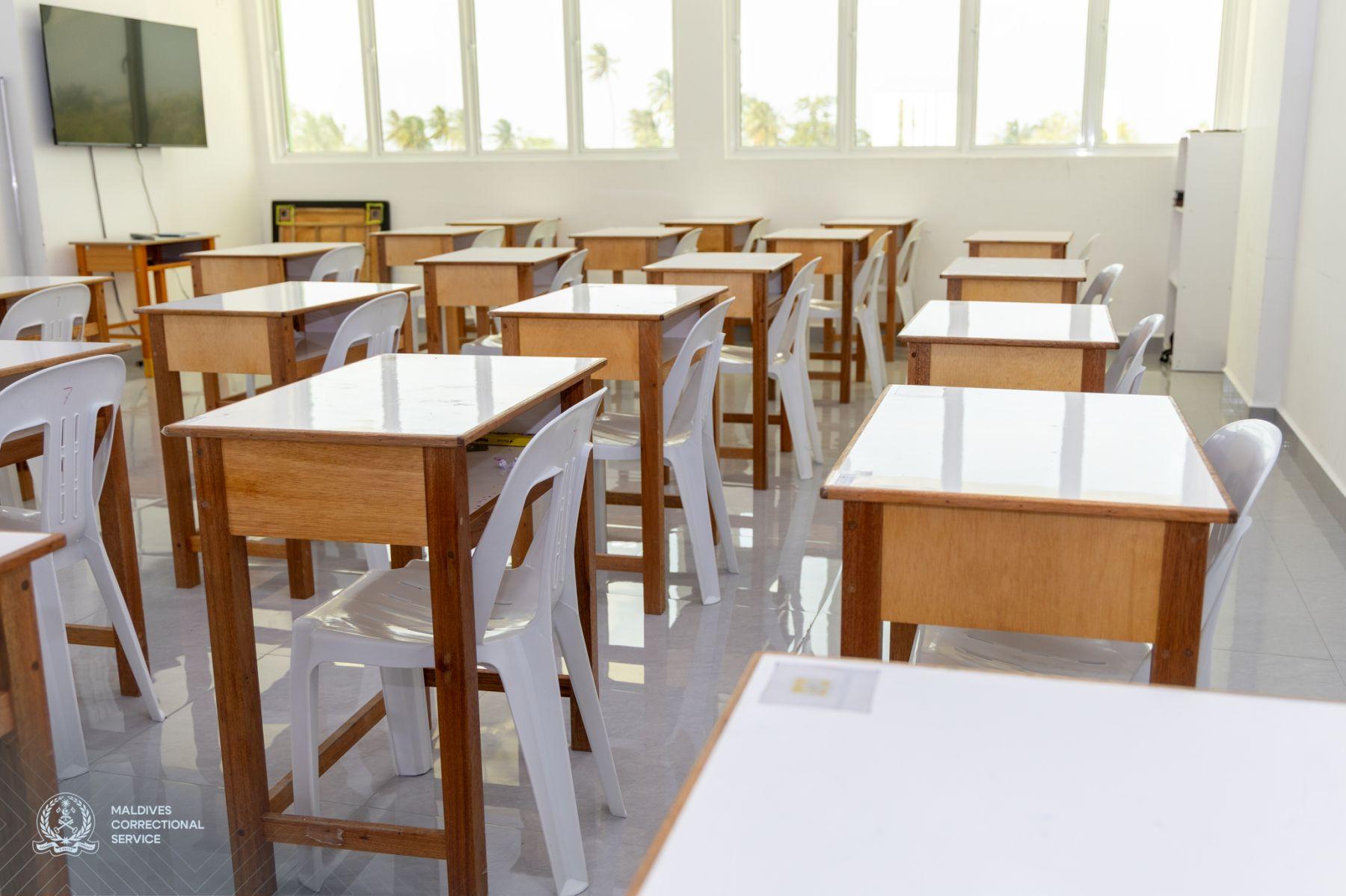 އައްސޭރި ޖަލުން ހިންމަފުށީ ސުކޫލަށް 130 ޑެސްކް ޖަހައިދީފި