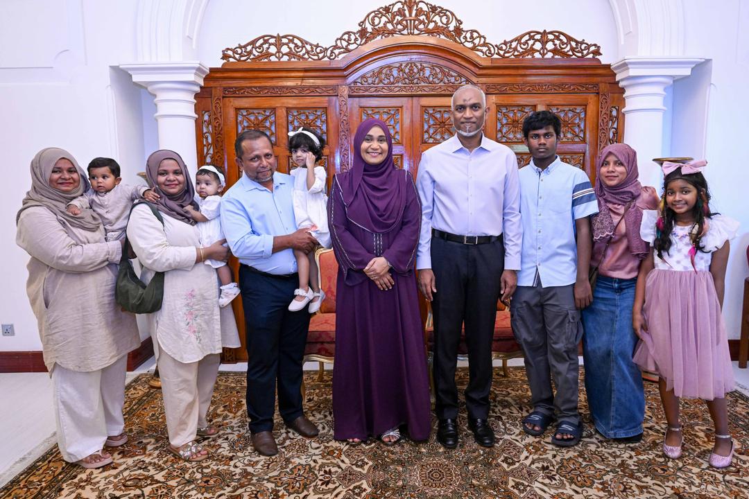 ޢީދުގެ ތަހުނިޔާ ވިދާޅުވުމަށް ވަޑައިގެންނެވި ބޭފުޅުންނާ ރައީސުލްޖުމްހޫރިއްޔާގެ ދެކަނބަލުން، ޢީދު ސަލާން ކުރައްވައިފި