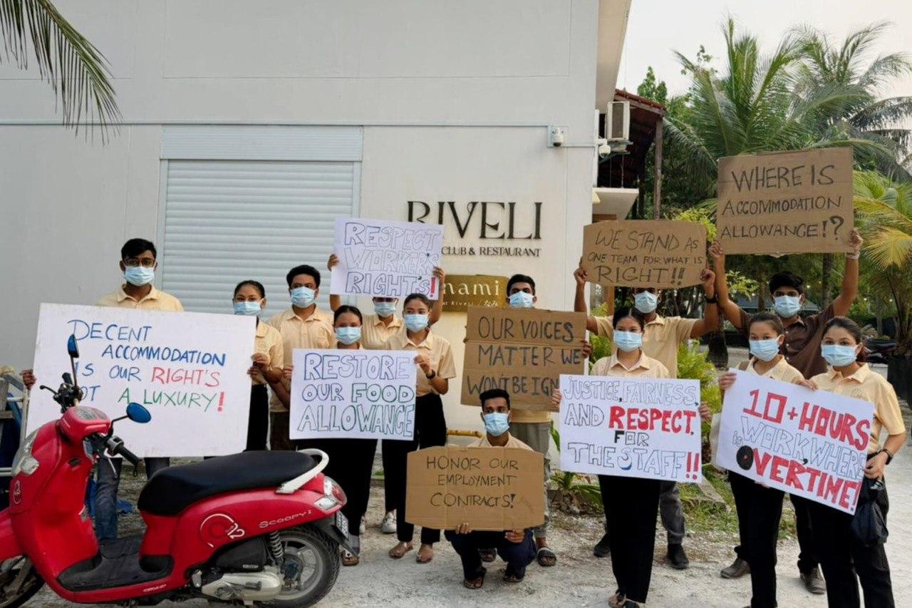 ހުޅުމާލޭގައި ރެސްޓޯރެންޓެއްގެ ބައެއް މުވައްޒަފުން އިހުތިޖާޖު ކުރަނީ، ފޮޓޯ: އަބުދުﷲ