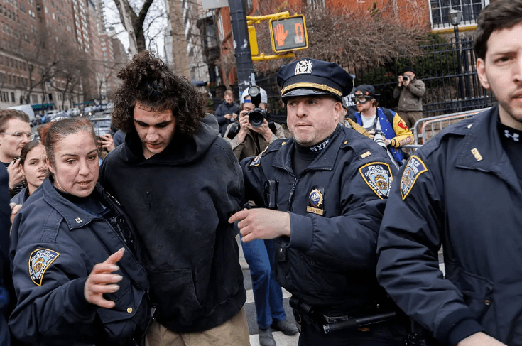 ބޮން އެއްލި މައްސަލާގައި މީހަކު ހައްޔަރުކޮށްގެން ގެންދަނީ، ފޮޓޯ:ޓައިމް.ކޮމް