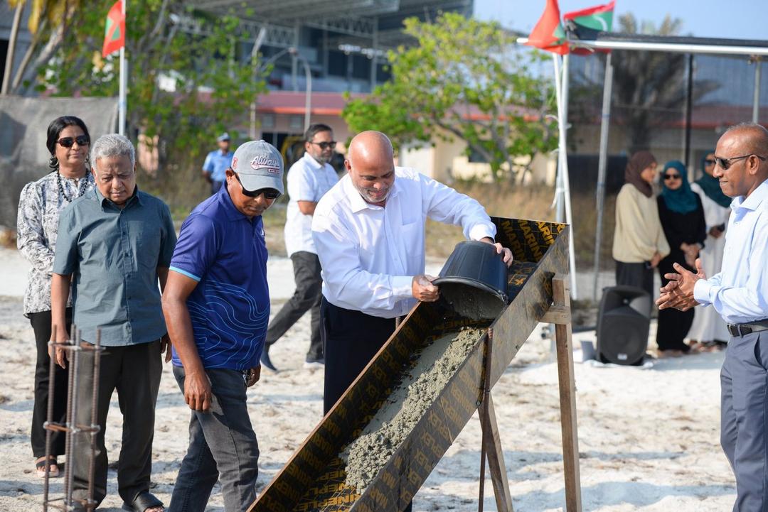 އޭދަފުށީ އެމްއެންޔޫ ކެމްޕަހުގެ ބިންގާ އަޅައިފި