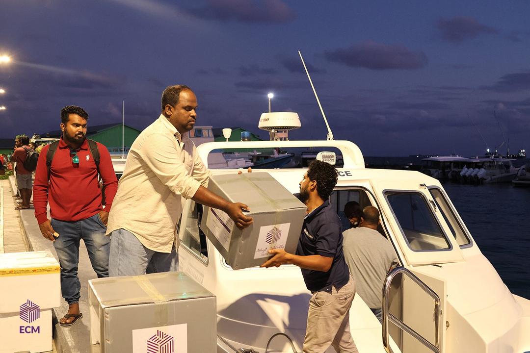 އަތޮޅުތަކަށް ވޯޓުފޮށިތައް ފޮނުވަން ފަށައިފި