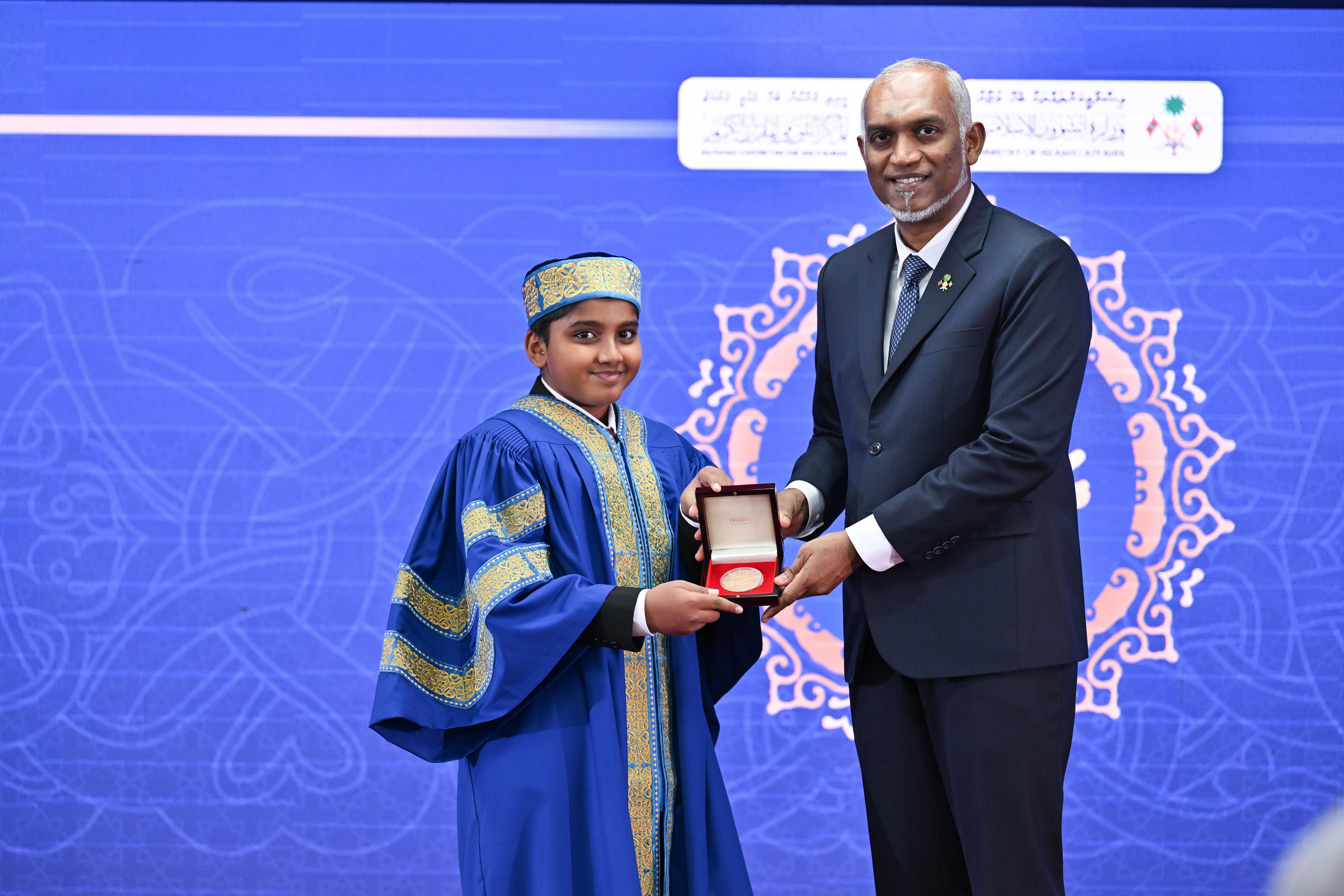 ރައީސުލްޖުމްހޫރިއްޔާގެ ދެކަނބަލުން، ޙާފިޡުން ދަސްވެނިވުމުގެ ރަސްމިއްޔާތު ޝަރަފުވެރިކޮށްދެއްވައިފި