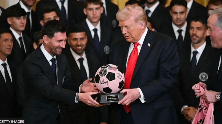 މެސީ، ޓްރަމްޕަށް ބޯޅަ ހަދިޔާ ކުރަނީ، ފޮޓޯ: ބީބީސީ/ގެޓީއިމޭޖްސް