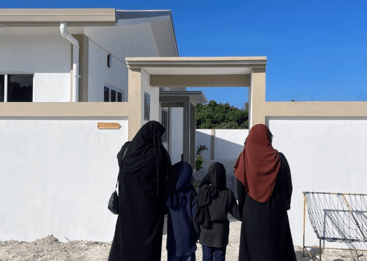 މަމްސް އެއިޑުން އަޅައިދިން ގެޔަށް ހަތަރުމައިން ވަންނަނީ، ފޮޓޯ: މަމްސް އެއިޑް