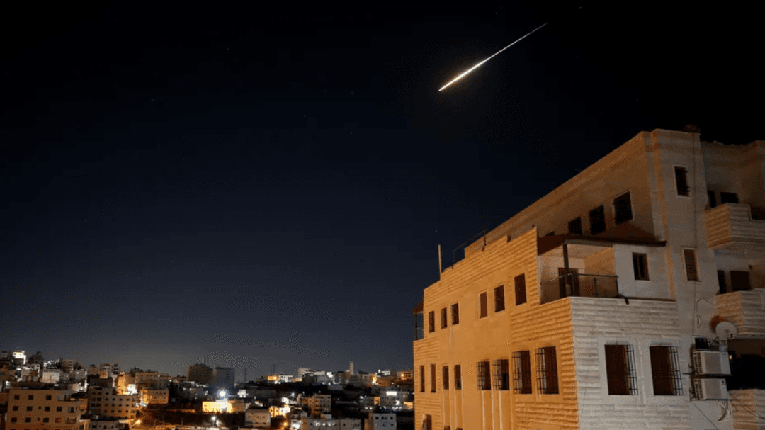 އީރާނުން އިސްރާއީލަށާއި ގަލްފުގެ ގައުމުތަކަށް އަމާޒުކޮށް މިސައިލާއި ޑްރޯންގެ ވަރުގަދަ ހަމަލާތަކެއް ދޭން ފަށައިފި