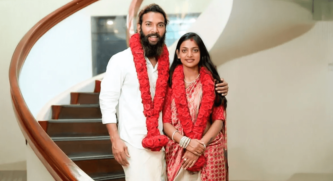 އިންޓަނެޓްގައި މަޝްހޫރުވި "ކުންބު މޭލާ ގާލް" އާއިލާގެ ދެކޮޅުވެރިކަމާއެކު ފުލުހުންގެ ހިމާޔަތުގައި ކުރި ކައިވެނި