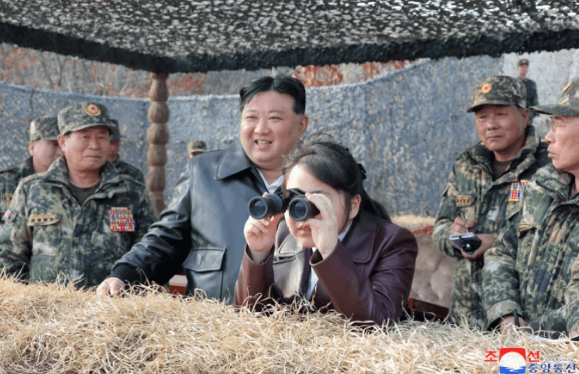 ލީޑަރު ކިމް އާއި ދަރިކަނބަލުން އަސްކަރީ ތަމްރީނުތަކެއްގައި ޓޭންކަރެއް ދުއްވައިފި