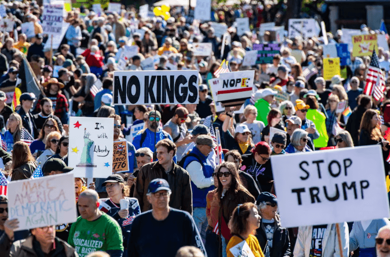 ޓްރަމްޕާއި ދެކޮޅަށް އެތައް މިލިއަން މީހުން އެމެރިކާގެ މަގުތަކަށް އެއްވެފައި، ފޮޓޯ: ދަ ގާޑިއަން