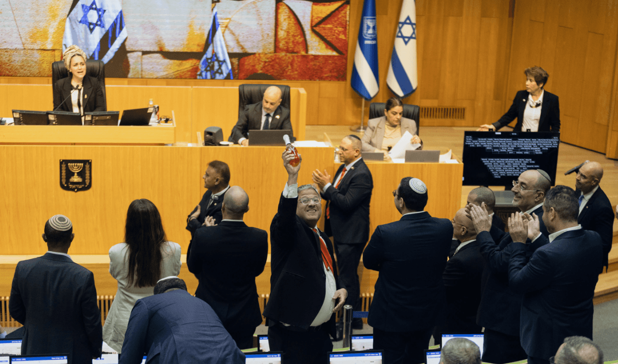 ފަލަސްތީނުގެ މީހުންނަށް މަރުގެ އަދަބު ދޭން ބިލެއް ފާސްކުރުމަށްފަހު އިސްރާއީލުގެ ހަރުކަށި ނޭޝަނަލް ސެކިއުރިޓީ މިނިސްޓަރު އިތަމާރު ބެން-ގްވީރު  ރާފުޅި ހިފައިގެން ނަށަނީ، ފޮޓޯ: އޭއެފްޕީ