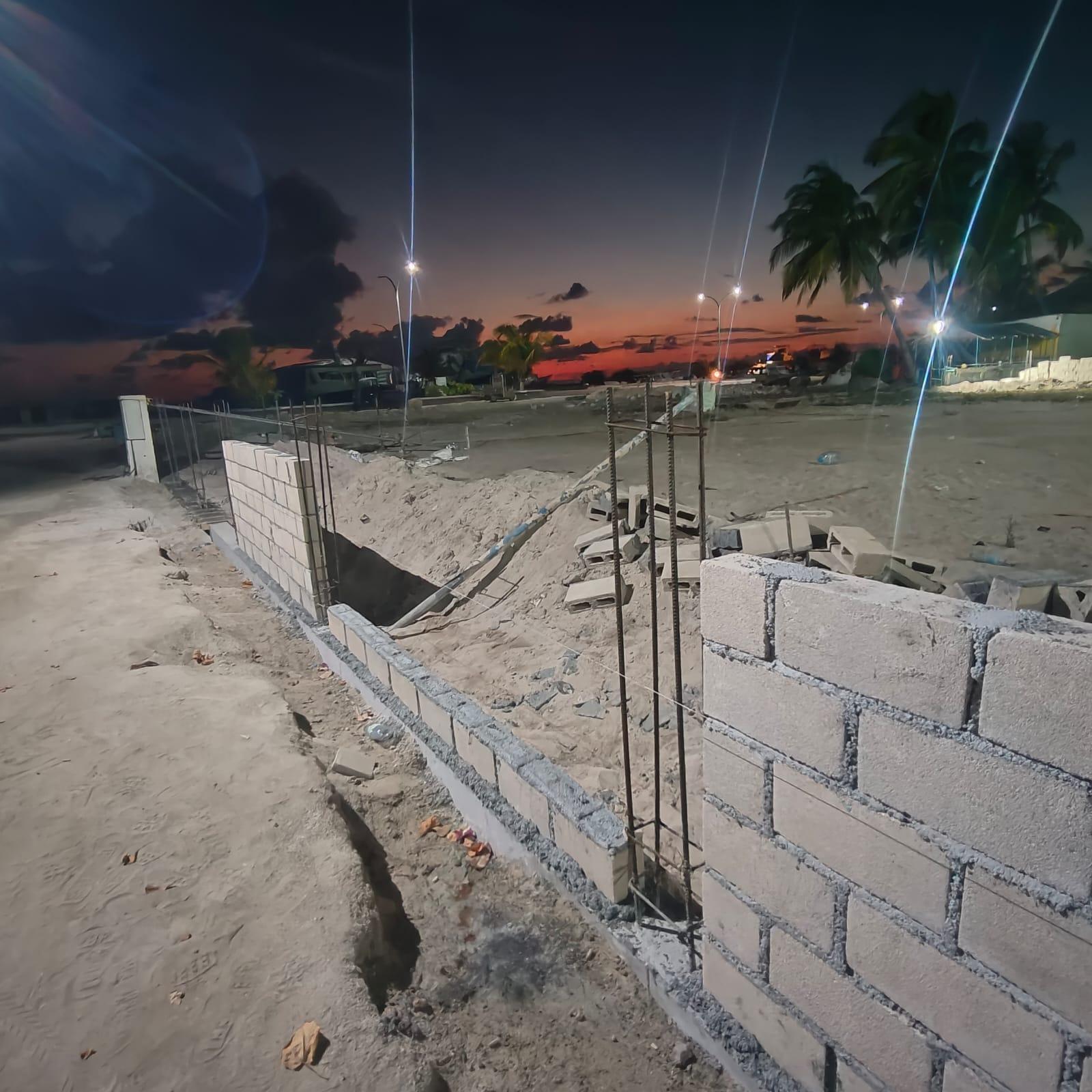 ފީއަލީގެ ފުޓްސަލް ދަނޑުގެ ފާރެއް ވައްޓާލައިފި؛ ތުހުމަތުކުރަނީ މިހާރުގެ ކައުންސިލަރަކަށް!