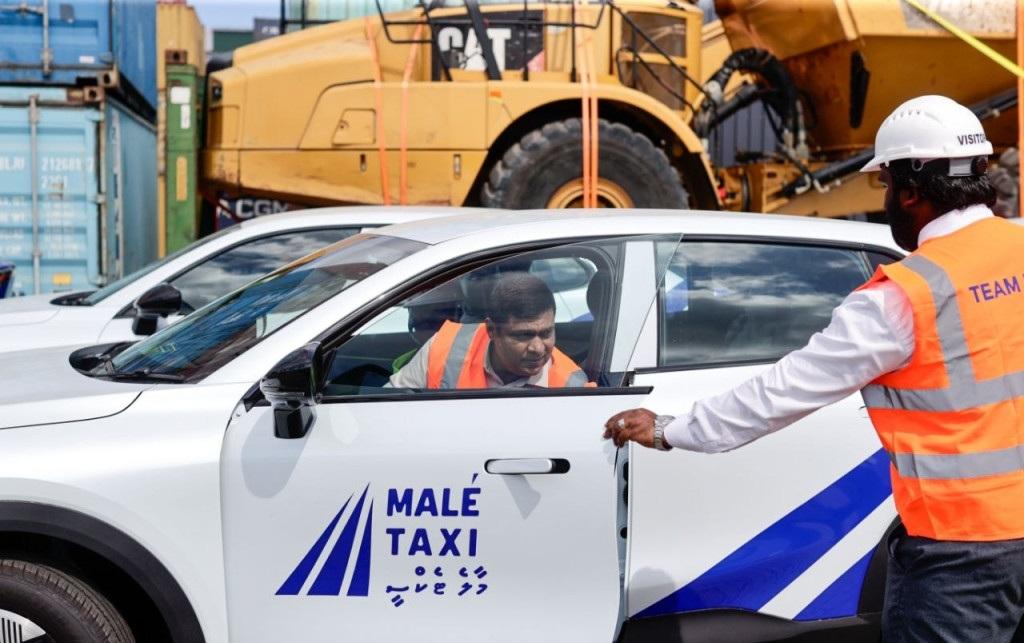 ސަރުކާރުން ޓެކްސީގެ ޚިދުމަތް ފެށުމަށް ފުރަތަމަ 60 ކާރު ގެނެސްފި