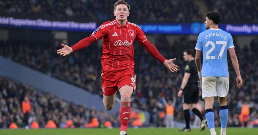 ތަށި އުފުލާ އުފުލާ ވަރުބަލިވެ، ސިޓީއިން އާސެނަލަށް ލީގު ހަދިޔާކުރަނީ