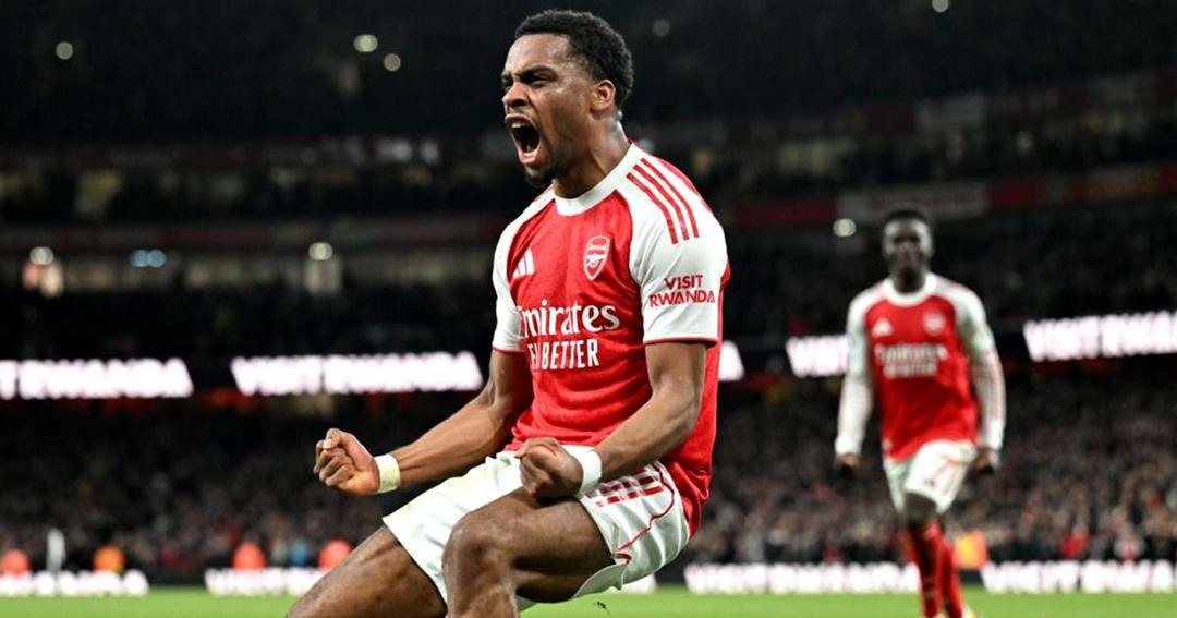 ކޯނަރު އެފްސީ 10 މީހުންނާއެކު ކުޅުނު ޗެލްސީ ކޯނަރުން ތަޅައި ހަމަބިމަށް ތިރިކޮށް ތާވަލުގެ އެއްވަނައިގައި ހަމަޖެހިލައިފި