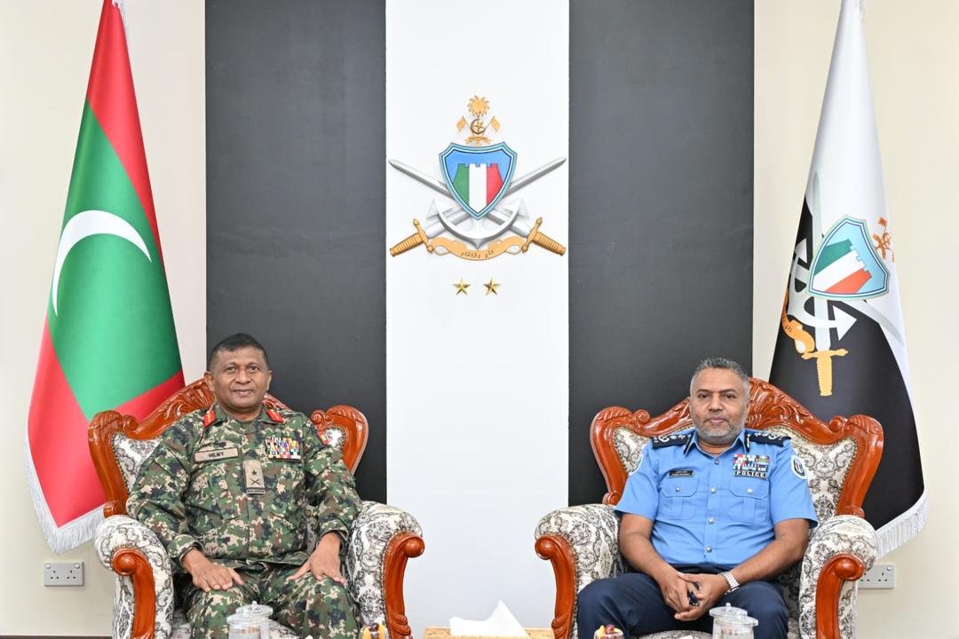 ކޮމިޝަނަރ އޮފް ޕޮލިސް، ޗީފް އޮފް ޑިފެންސް ފޯސްއާ ބައްދަލުކުރައްވައިފި