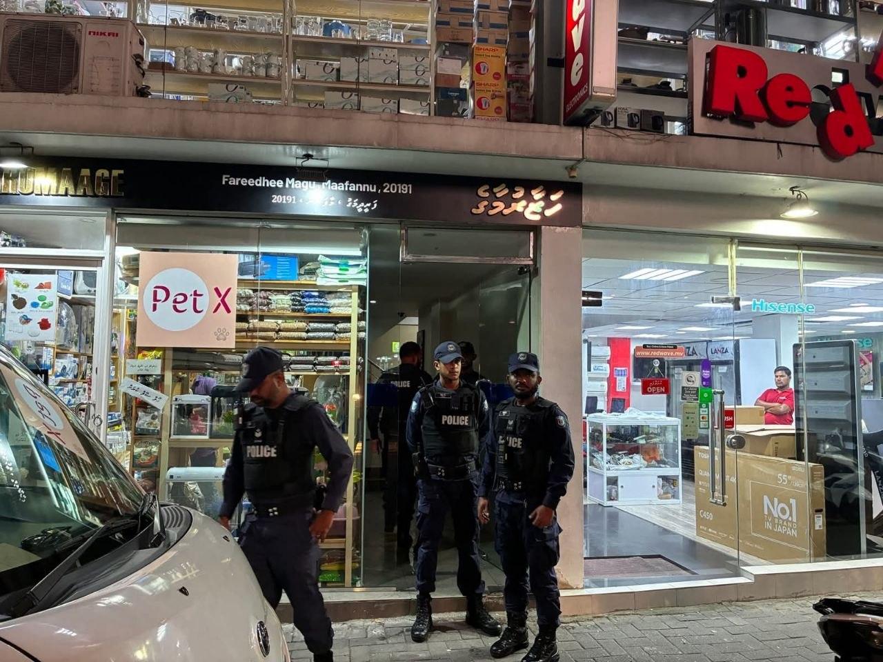 ރައީސަށް ދޮގު ތުހުމަތުކުރާ ޑޮކިއުމަންޓްރީގެ މައްސަލައިގައި ފުލުހުން 'އަދަދު' ނޫހުގެ އޮފީސް ބަލާފާސްކުރަނީ