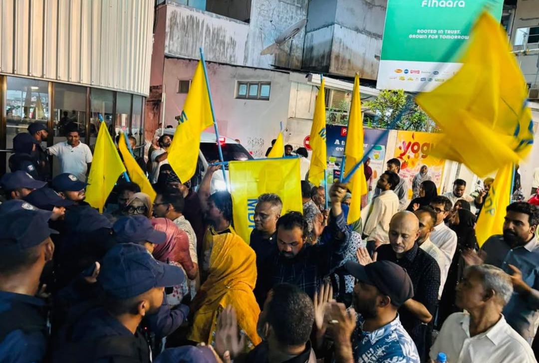 ހަމައެއްލަމައެއްނެތި އާންމުންނަށް އުނދަގޫކޮށް ވިޔަފާރިތަކަށް ގެއްލުންދެނީ، ދަހިވެތި ކަމުގެ ޢަމަލެއް