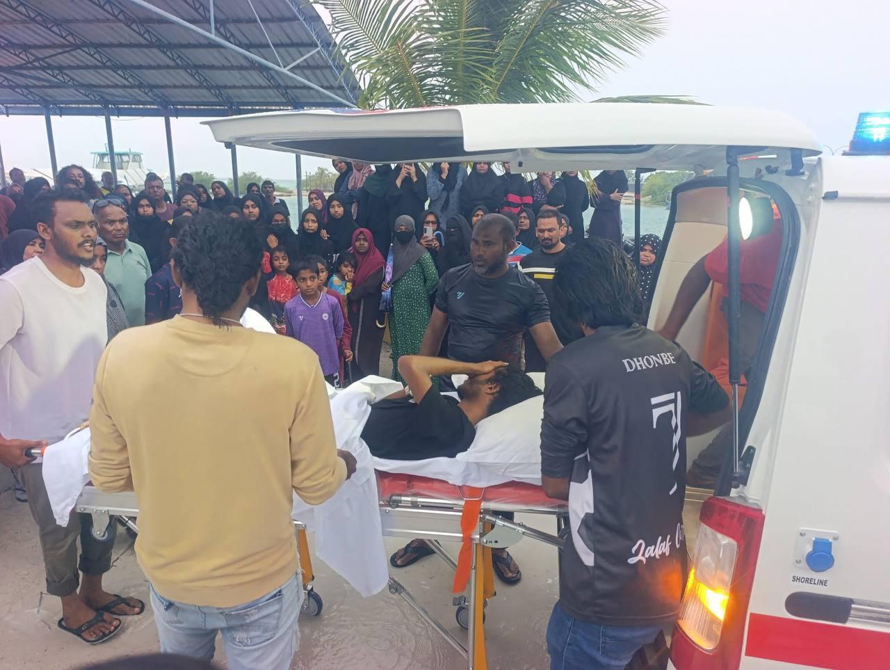 ފީއަލީގައި ދެ ޒުވާނެއް ކަރަންޓުގައި ޖެހިގެން ފަރުވާދެނީ