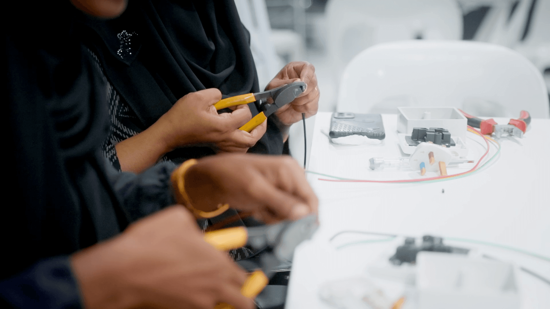 ކަނބަލުންނަށް ހާއްސަކޮށް ކަރަންޓު ސާމާނު މަރާމާތުކުރަން ދަސްކޮށްދޭ ހާއްސަ ކްލާސްތަކެއް އެޗްޑީސީން ކުރިއަށްގެންދަނީ