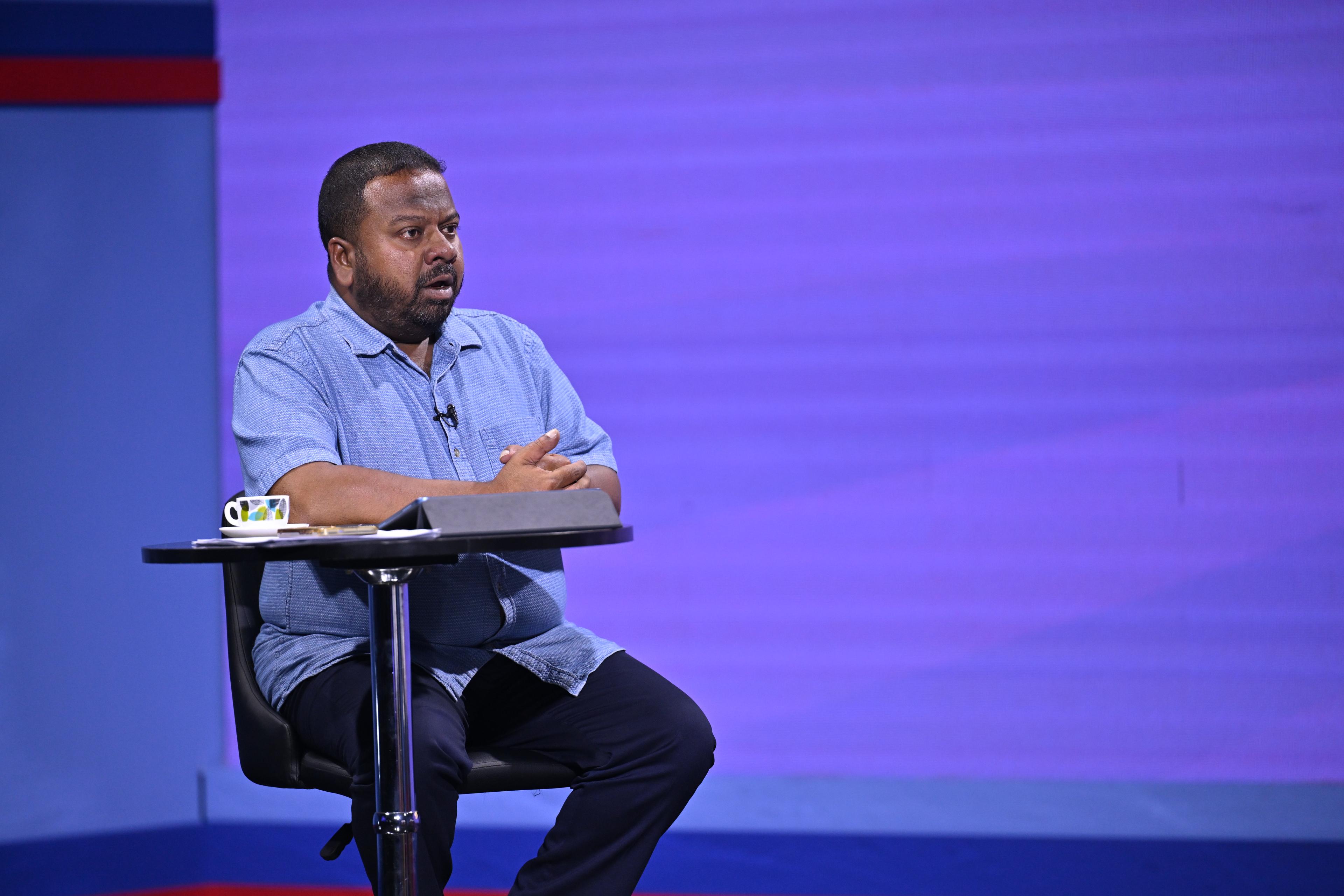 ރައީސް އޮފީހުގެ ތަރުޖަމާން ކޮންމެ ހަފުތާއެއްގެ ބުރާސްފަތި ދުވަހު ނޫސްވެރިންނާ ބައްދަލު ކުރައްވަނީ